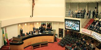 visão superior da galeria do plenário da alesc mostrando público e alguns deputados na cadeiras e outros na mesa diretora