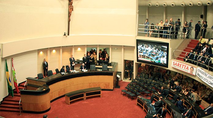 visão superior da galeria do plenário da alesc mostrando público e alguns deputados na cadeiras e outros na mesa diretora
