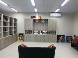 sala do caps com prateleiras com livros e um sofá na frente