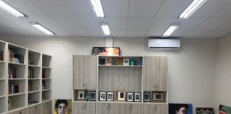 sala do caps com prateleiras com livros e um sofá na frente