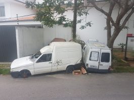 O problema dos carros espalhados no entorno da delegacia de Barreiros duas fiorinos arrombadas encostadas ao lado da rua e em cima de uma calçada