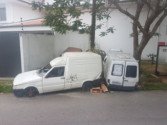 carros no entorno da delegacia de barreiros duas fiorinos arrombadas encostadas ao lado da rua e em cima de uma calçada