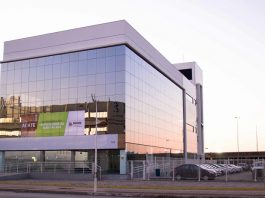 São José terá um novo centro de inovação da Acate imagem externa do prédio espelhado com uma faixa à frente escrita centro de inovação da acate