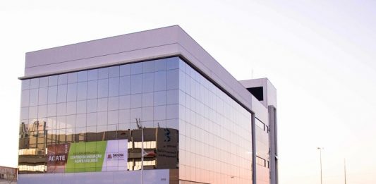 São José terá um novo centro de inovação da Acate imagem externa do prédio espelhado com uma faixa à frente escrita centro de inovação da acate