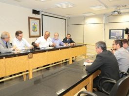 veradores reunidos em salas com bancadas e auditório