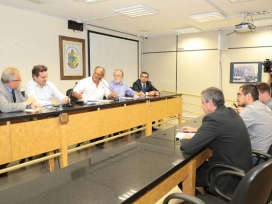 veradores reunidos em salas com bancadas e auditório