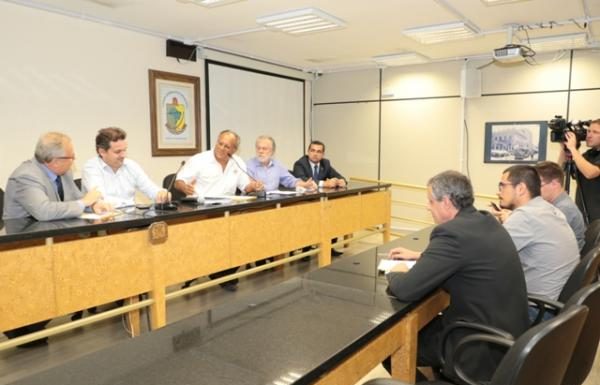 veradores reunidos em salas com bancadas e auditório