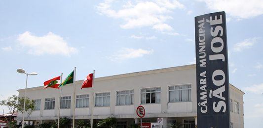 Orçamento de São José para 2021 prevê crescimento de 3% na arrecadação própria foto externa do prédio camara de vereadores de são Joosé com um placa vertical na frente e carros estacionados