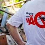 close em costas de um homem usando uma camiseta escrita "dengue aqui, não"
