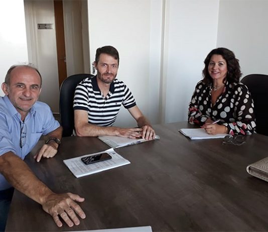 Definidas as presidências das comissões da Câmara Municipal de São José os dois vereadores e a vereadora sentados na ponta de uma mesa em uma sala olham para a câmera