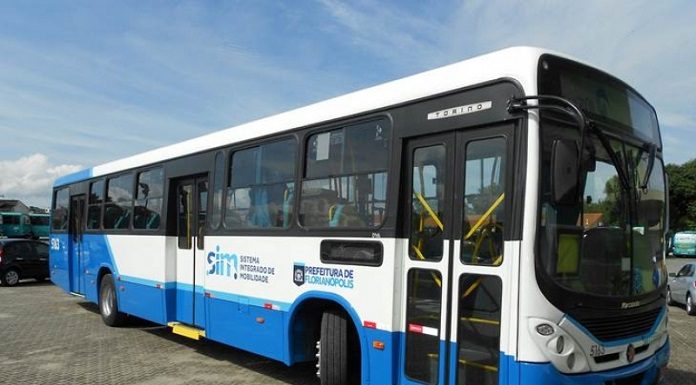 ônibus padronizado em azul e branco de florianópolis