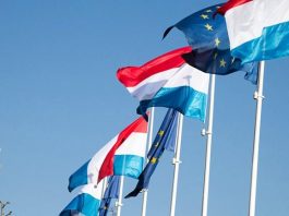 bandeiras de luxemburgo ao lado de bandeiras da união europeia