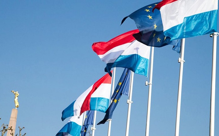 bandeiras de luxemburgo ao lado de bandeiras da união europeia