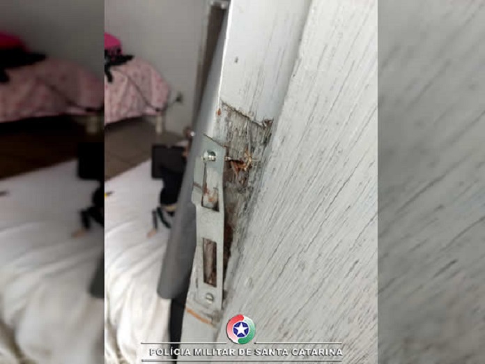 fechadura arrombada de uma porta de um quarto