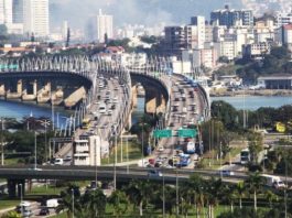as duas pontes cheias de veículos vistas de longe, da praça dos três poderes, no centro