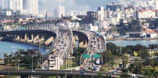 as duas pontes cheias de veículos vistas de longe, da praça dos três poderes, no centro