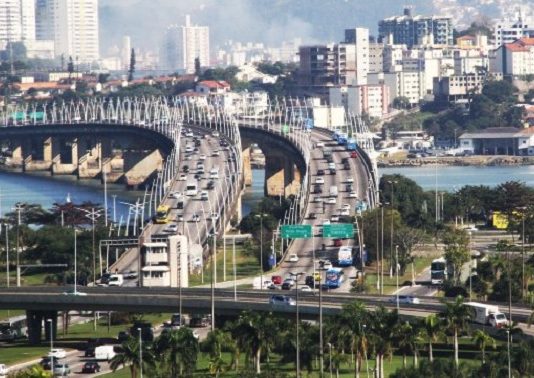 as duas pontes cheias de veículos vistas de longe, da praça dos três poderes, no centro