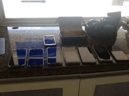 balcão com sete celulares em cima