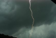 raio no meio de um céu totalmente nublado e cinza demonstrando risco de temporais e calor intenso