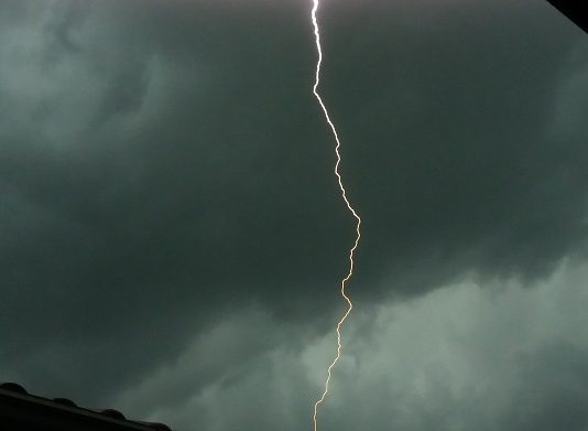 Calor intenso e temporais marcam a semana do Natal em Santa Catarina raio no meio de um céu totalmente nublado e cinza demonstrando risco de temporais e calor intenso