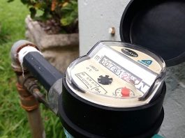 Tarifas de água e esgoto sobem 16% no próximo mês em SC close em relógio medidor de água da casa em um quintal