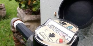 close em relógio medidor de água da casa em um quintal