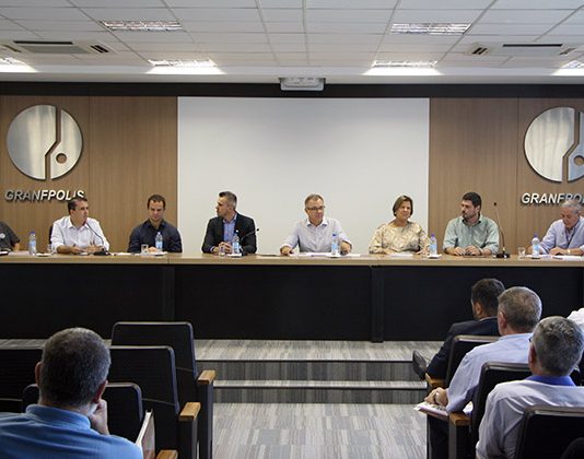 Em dia de eleição, Granfpolis discute pautas da Região Metropolitana bancada com diversos prefeito em que está falando o prefeito de palhoça, camilo martins