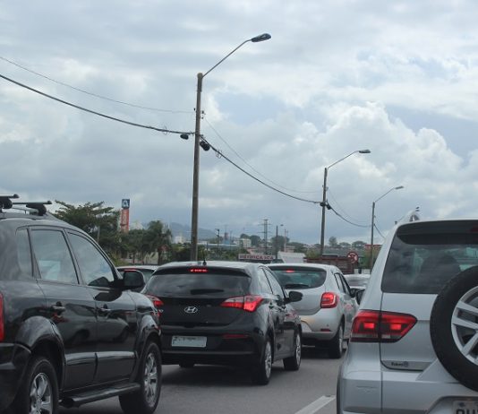 carros parados em trânsito