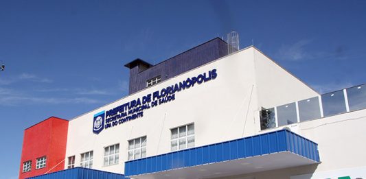 fachada upa vista de lado onde se lê "prefeitura de florianópolis upa continente"