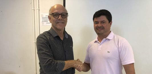 Grêmio dos servidores municipais de São José lança cartão de crédito próprio os dois homens se cumprimentam olhando para a câmera