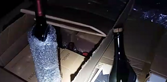 duas garrafas embrulhadas sobre caixotes de papelão