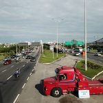 caminhão guincho estacionado na cabeceira das pontes da ilha