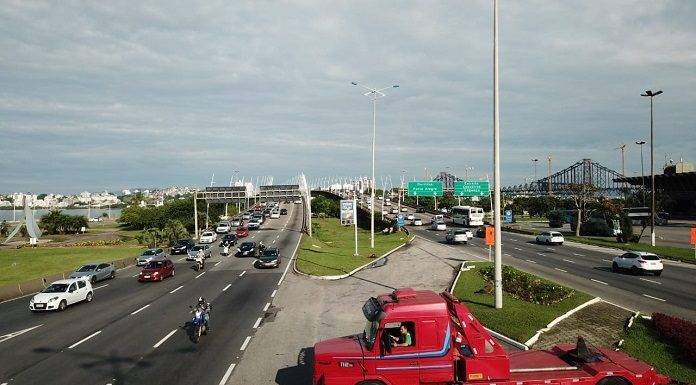 caminhão guincho estacionado na cabeceira das pontes da ilha