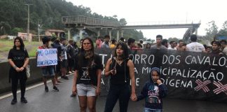 Indígenas bloquearam por cerca de 10 minutos a BR 101 na passagem do Morro dos Cavalos, em Palhoça - Foto: PRF/Divulgação/CSC
