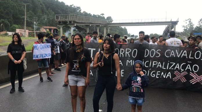 Indígenas bloquearam por cerca de 10 minutos a BR 101 na passagem do Morro dos Cavalos, em Palhoça - Foto: PRF/Divulgação/CSC