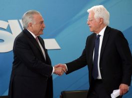 temer e moreira franco se cumprimentado com aperto de mãos