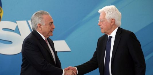 Temer é preso em desdobramento da Lava Jato temer e moreira franco se cumprimentado com aperto de mãos