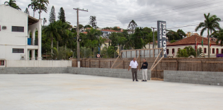 neri e o secretário rodrigo de andrade conversam na beirada de um grande piso de concreto em canteiro de obras no centro