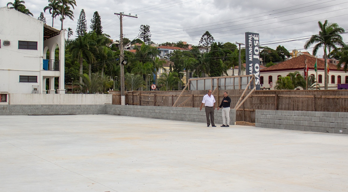 neri e o secretário rodrigo de andrade conversam na beirada de um grande piso de concreto em canteiro de obras no centro