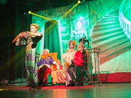 crianças fantasiadas apresentando no palco uma cena