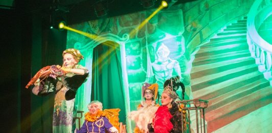 crianças fantasiadas apresentando no palco uma cena