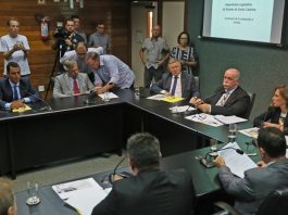 parlamentares da ccj reunidos em volta de uma bancada