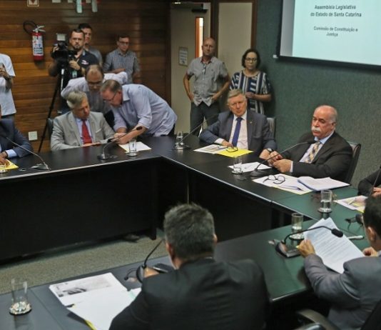 parlamentares da ccj reunidos em volta de uma bancada
