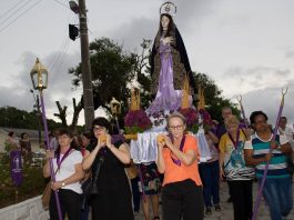 senhoras carregando a imagem de nossa senhora nos ombros