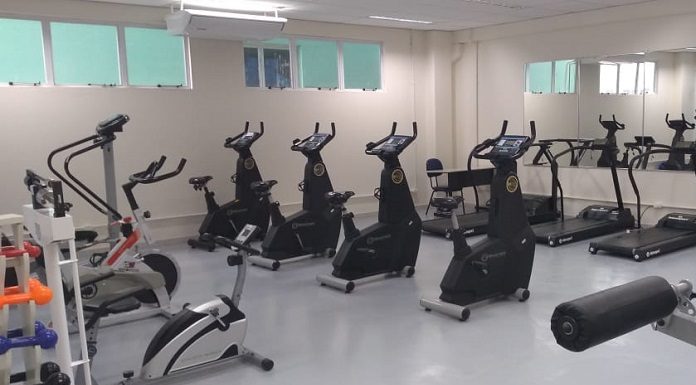 sala com equipamentos de ginástica