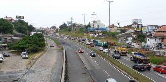 foto superior da rodovia mostrando trânsito de um lado e a terceira faixa em construção ao centro da imagem