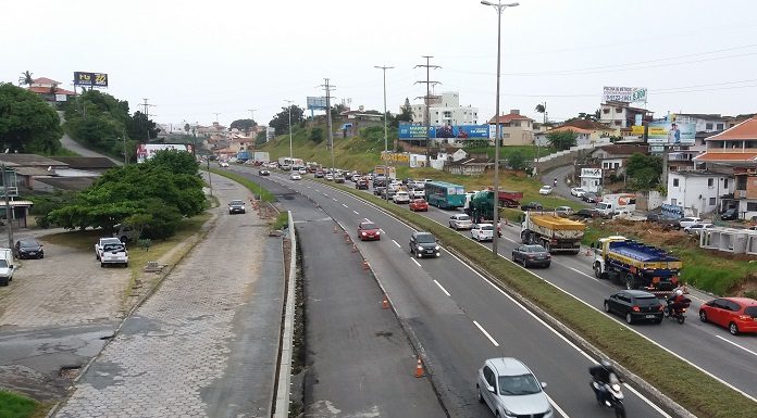 foto superior da rodovia mostrando trânsito de um lado e a terceira faixa em construção ao centro da imagem