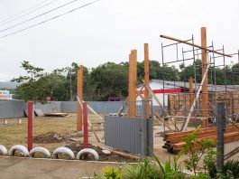 área externa do colégio mostrando o parquinho e parte em reforma