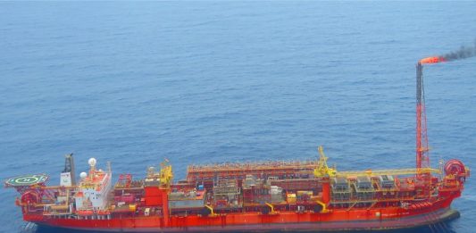 Pressão em Brasília resulta em data para votação da redistribuição dos royalties do petróleo O navio-plataforma FPSO Cidade de Itajaí - Foto: Marinha do Brasil/Divulgação