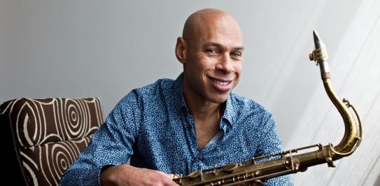 Saxofonista Joshua Redman se apresenta no dia 17 com Thiago Espírito Santo e Grégoire Maret no CIC - Foto: Divulgação